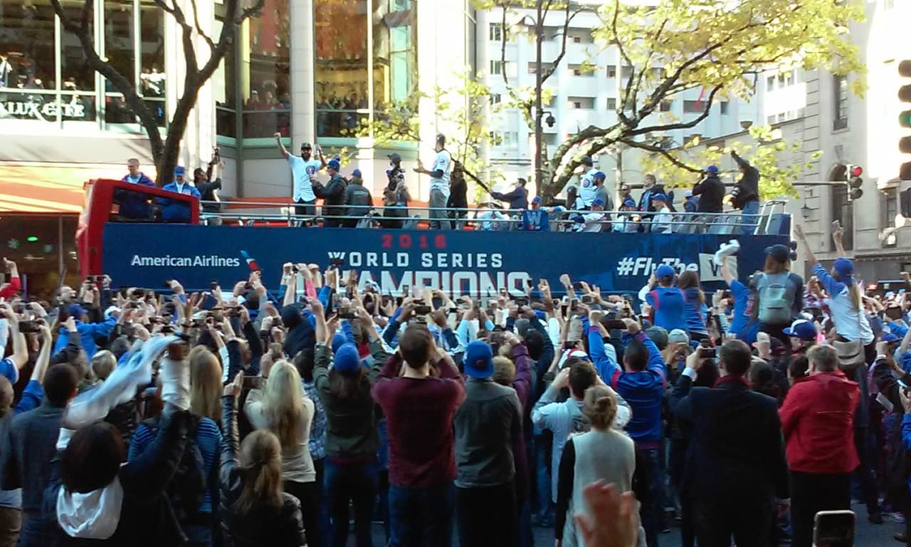 Miles de fanáticos de los Cubs salieron a la Milla Magnífica para ser parte del histórico desfile de la victoria por la Serie Mundial