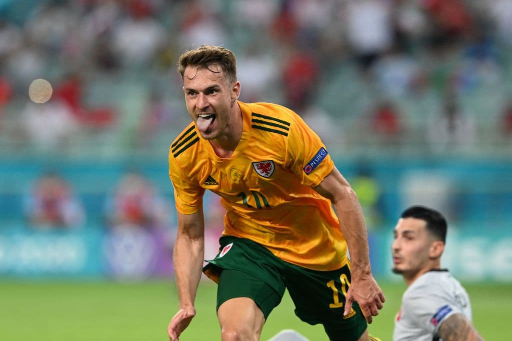 Gales logra derrotar 2-0 a Turquía en su partido inaugural del Grupo A en la Euro 2020. Con goles de Aaron Ramsey y Connor Roberts, los 'Dragones' suman sus tres primeros puntos en la tabla. Gareth bale hizo doble asistencia pero falla penalti.