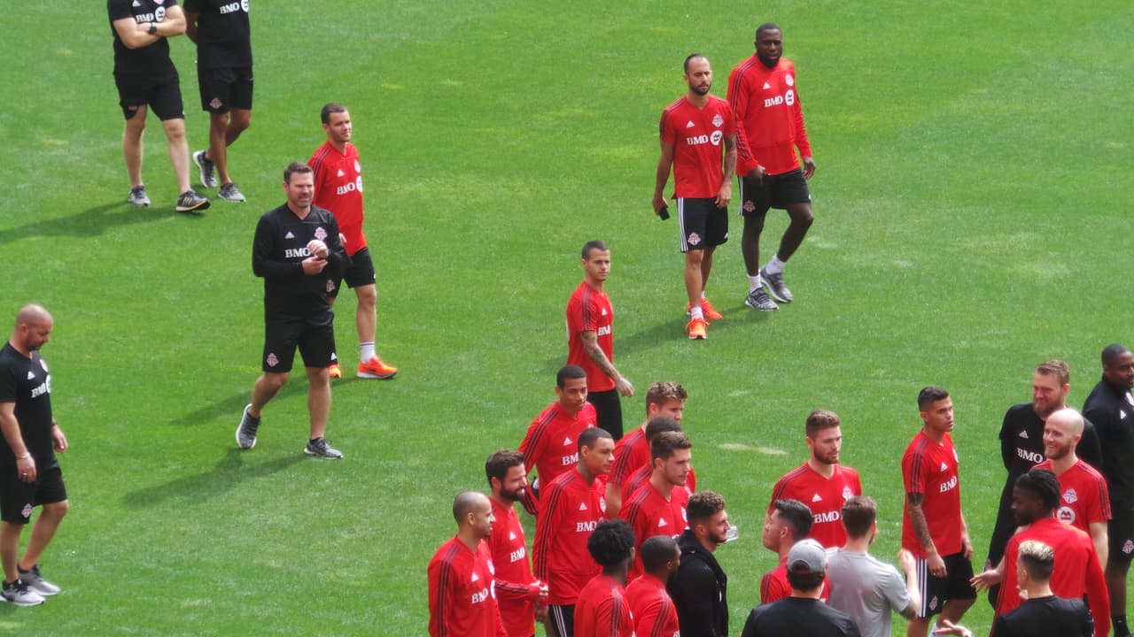 Después del 2-1 en el BMO Field, Toronto F.C. llegó hace unos días a suelo tapatío para preparar el juego de vuelta de la final de la Concacaf Liga de Campeones. Este martes, los dirigidos por Greg Vanney –pero comandados en el campo por Sebastian Giovinco y Michael Bradley– reconocieron el campo del estadio Akron.