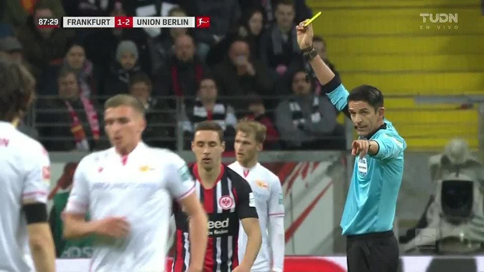 Tarjeta amarilla. El árbitro amonesta a Dominik Kohr de Eintracht Frankfurt