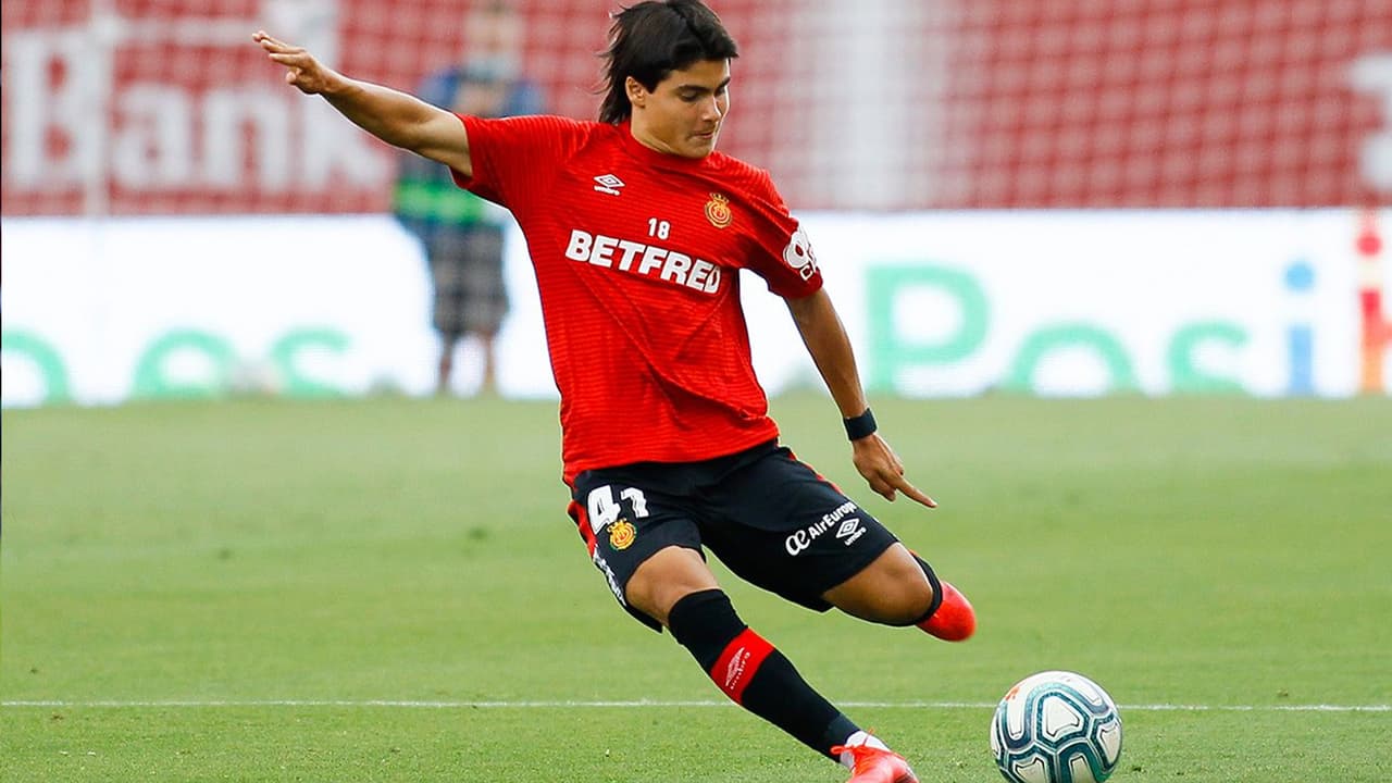 España quiere 'robarse' al Messi Mexicano