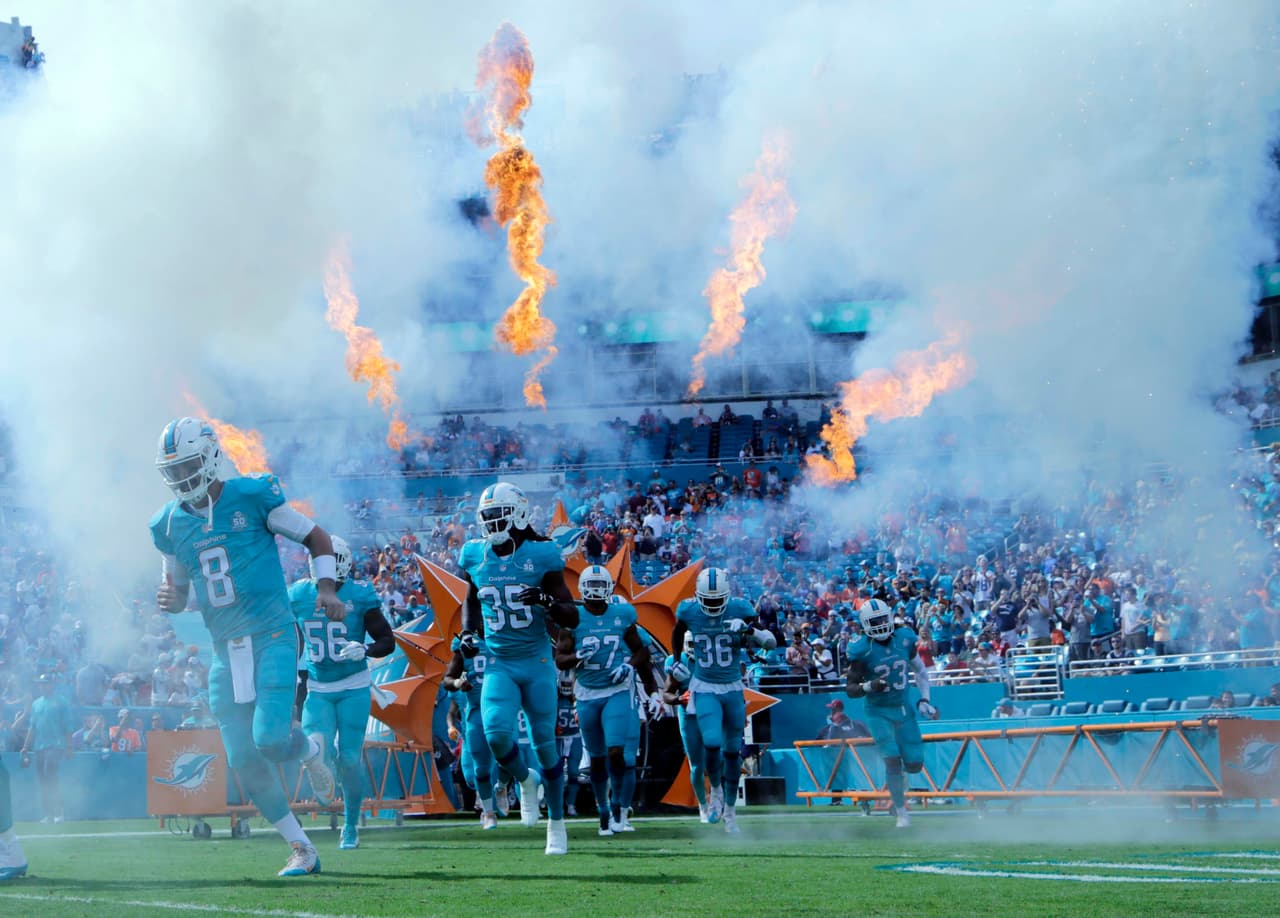 Tom Brady tuvo un mal día en Florida y los Patriots fueron derrotados 20-10 por Dolphins, y con ello la posibilidad de ser los sembrados N°1 AFC. Checa las mejores tomas de este duelo.