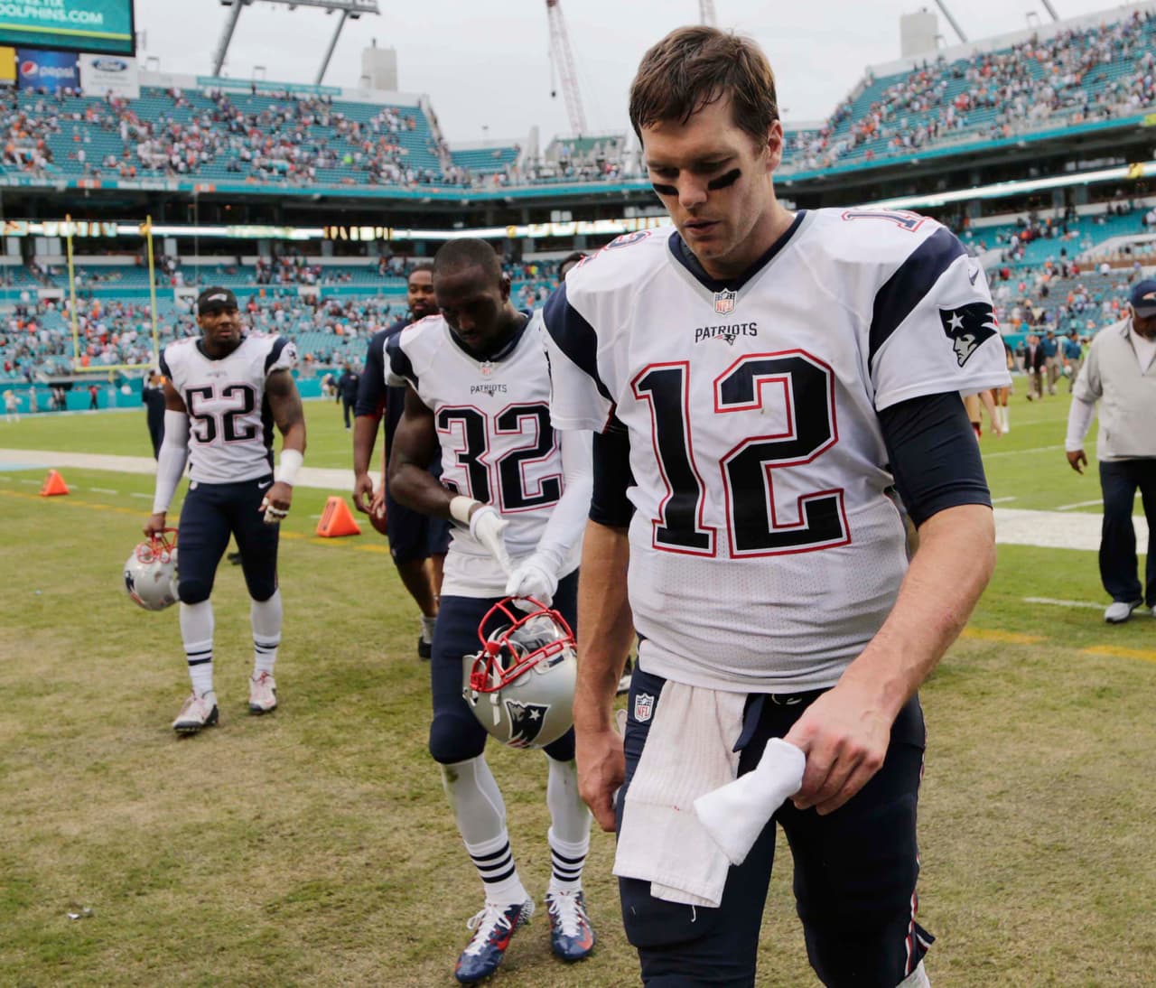 Tom Brady tuvo un mal día en Florida y los Patriots fueron derrotados 20-10 por Dolphins, y con ello la posibilidad de ser los sembrados N°1 AFC. Checa las mejores tomas de este duelo.