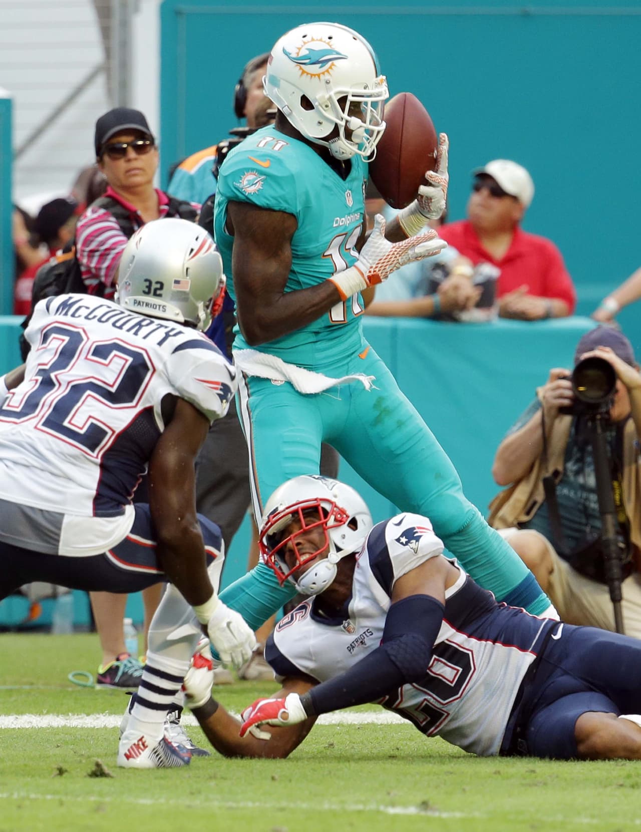 Tom Brady tuvo un mal día en Florida y los Patriots fueron derrotados 20-10 por Dolphins, y con ello la posibilidad de ser los sembrados N°1 AFC. Checa las mejores tomas de este duelo.