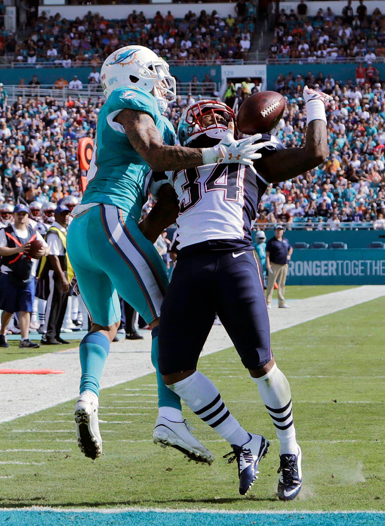 Tom Brady tuvo un mal día en Florida y los Patriots fueron derrotados 20-10 por Dolphins, y con ello la posibilidad de ser los sembrados N°1 AFC. Checa las mejores tomas de este duelo.