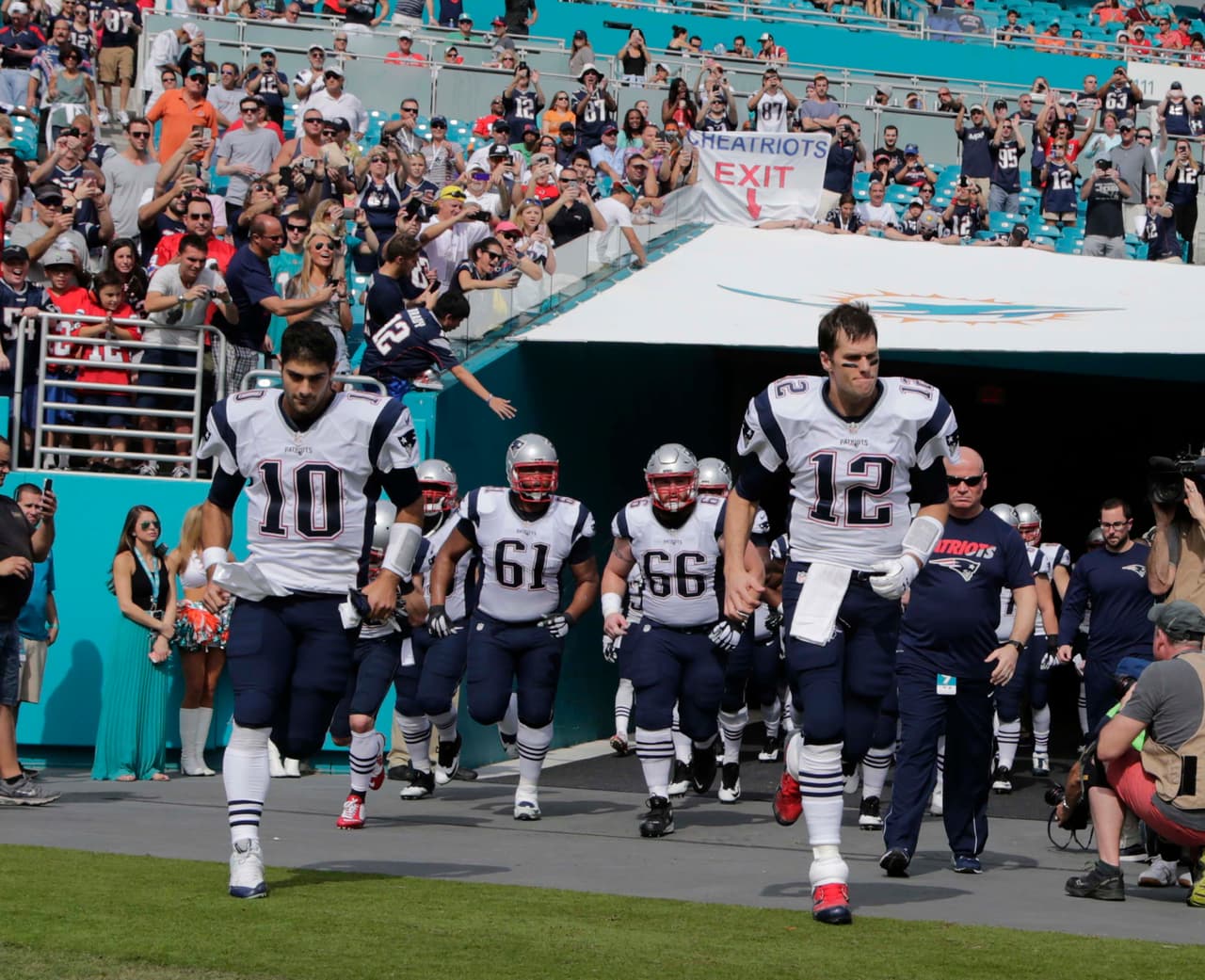 Tom Brady tuvo un mal día en Florida y los Patriots fueron derrotados 20-10 por Dolphins, y con ello la posibilidad de ser los sembrados N°1 AFC. Checa las mejores tomas de este duelo.