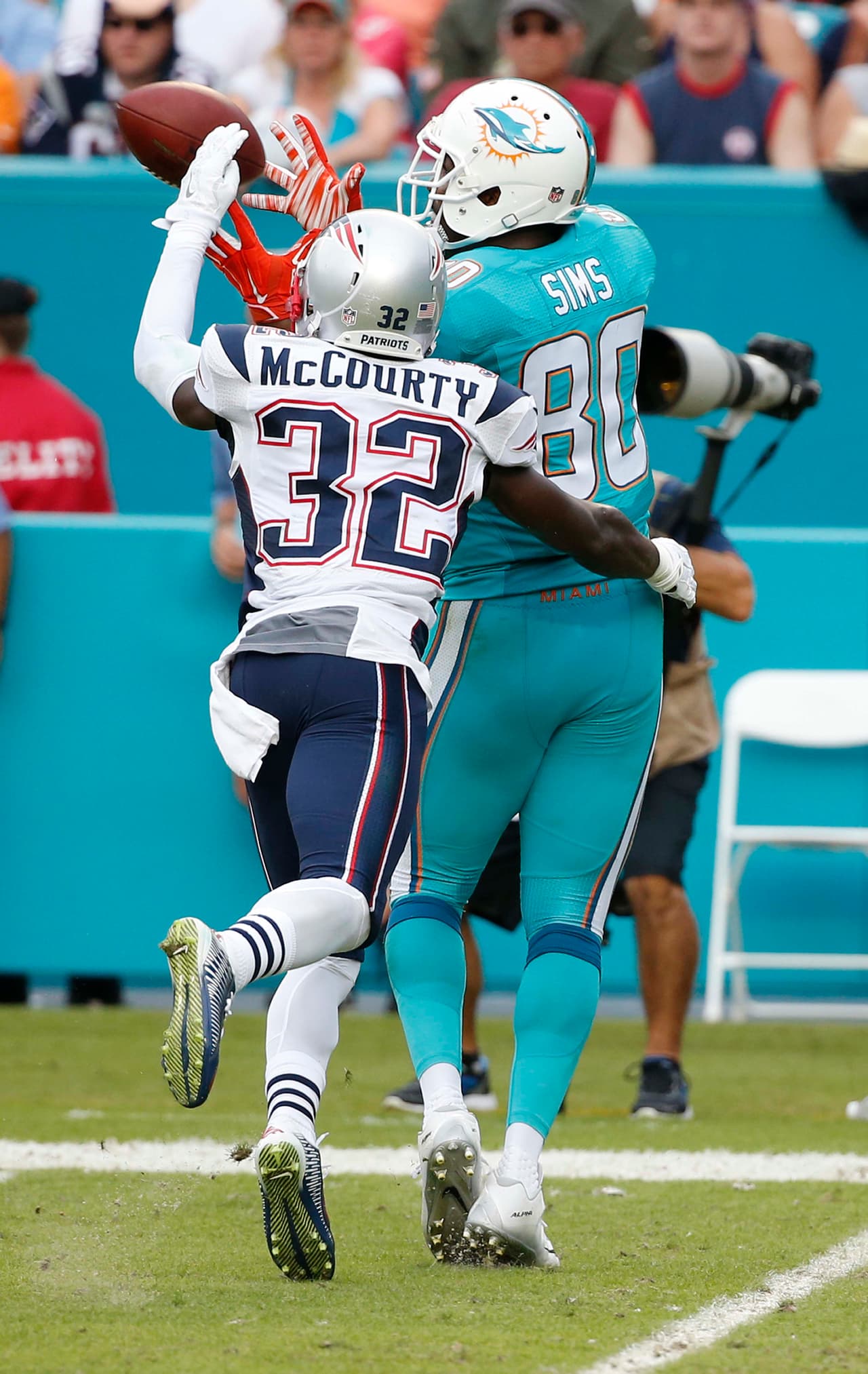 Tom Brady tuvo un mal día en Florida y los Patriots fueron derrotados 20-10 por Dolphins, y con ello la posibilidad de ser los sembrados N°1 AFC. Checa las mejores tomas de este duelo.