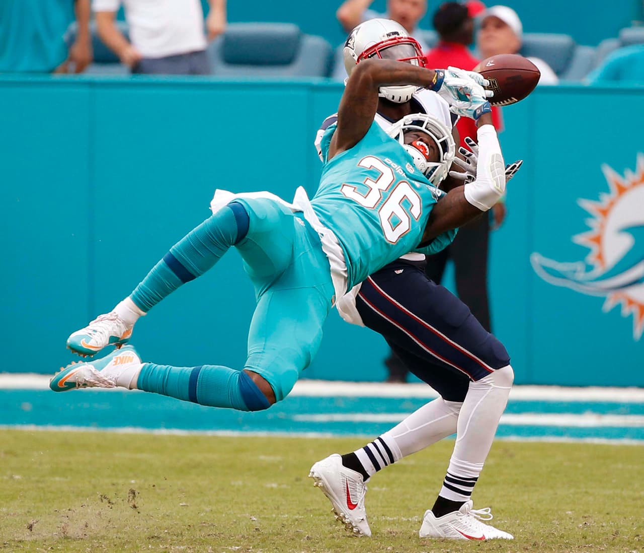 Tom Brady tuvo un mal día en Florida y los Patriots fueron derrotados 20-10 por Dolphins, y con ello la posibilidad de ser los sembrados N°1 AFC. Checa las mejores tomas de este duelo.