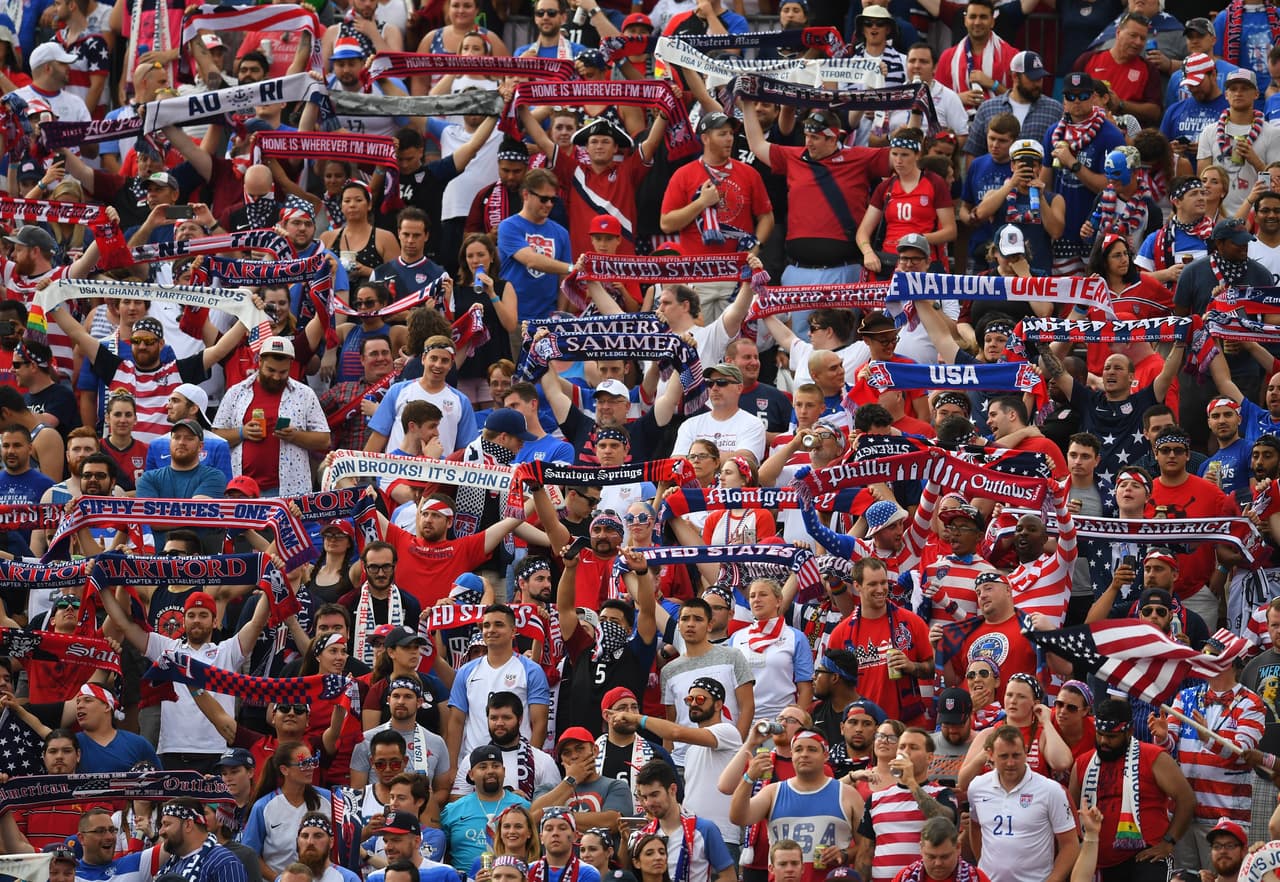 Con banderas, maquillajes, máscaras e incluso con coloridos trajes, aficionados de Ghana y Estados Unidos apoyaron a sus selecciones en partido amistoso previo a la Copa de Oro.