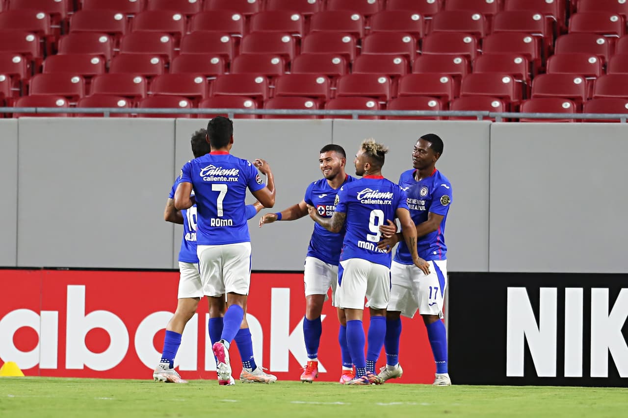 Momentos después del empate de Toronto, Juan Escobar de Cruz Azul le dio la vuelta al marcador, pero tras la revisión del VAR se determinó que estaba en fuera de lugar.