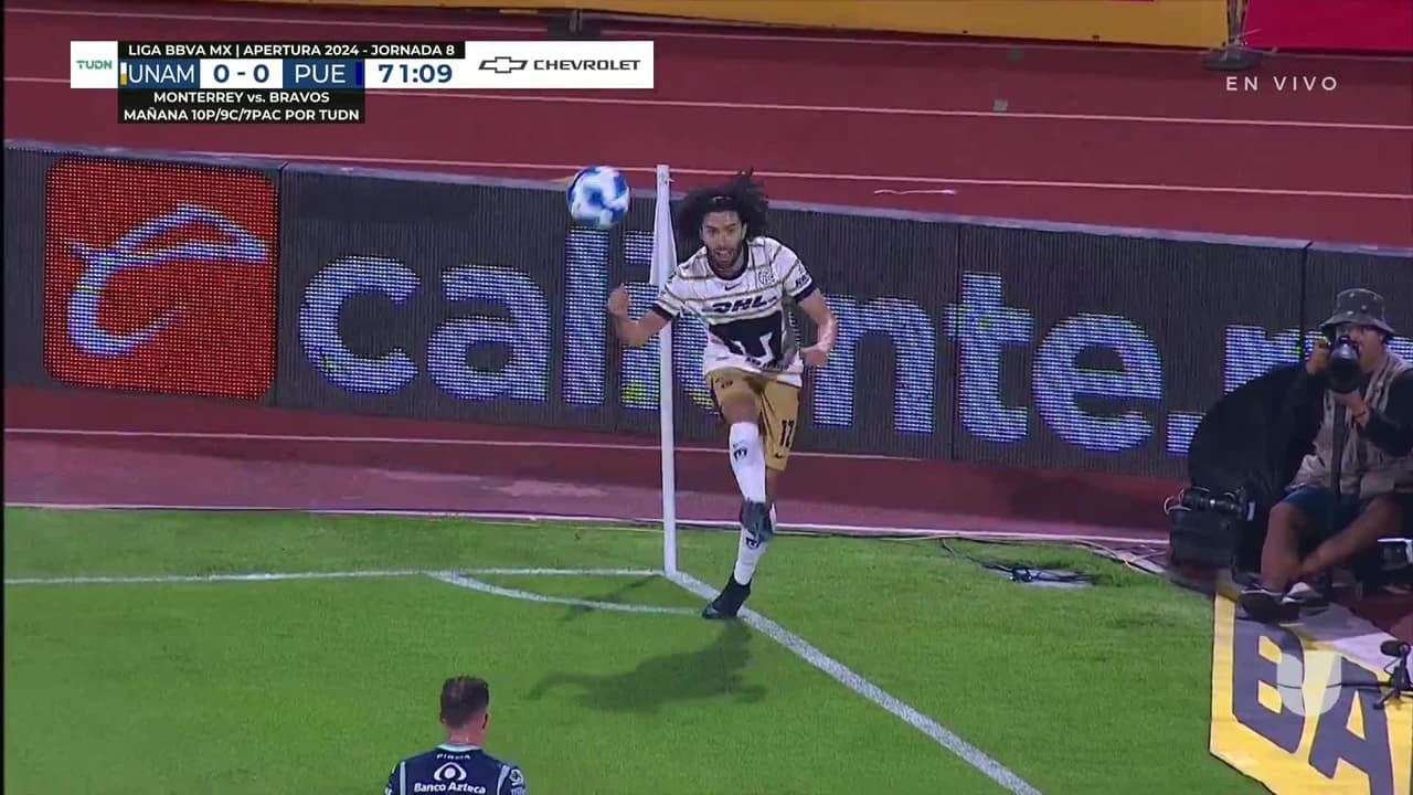 ¡GOL!  anota para Pumas UNAM. Guillermo Martínez