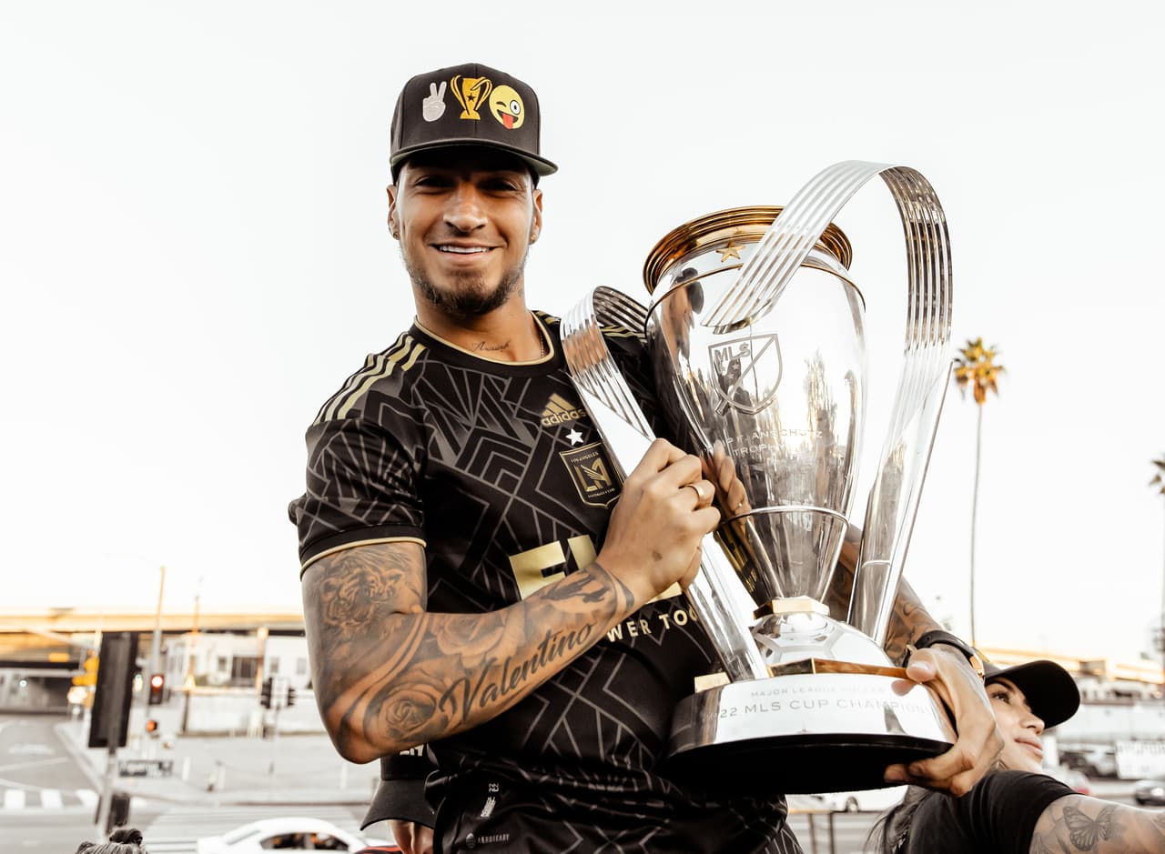 Cristian 'Chicho' Arango se abrazó al trofeo cada vez que pudo.