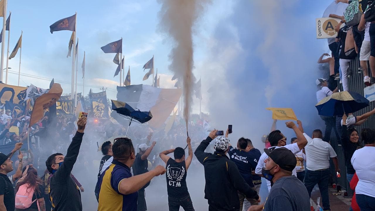 Aficionados de Pumas no respetan las medidas de salubridad e inundan los alrededores del estadio en Ciudad Universitaria.