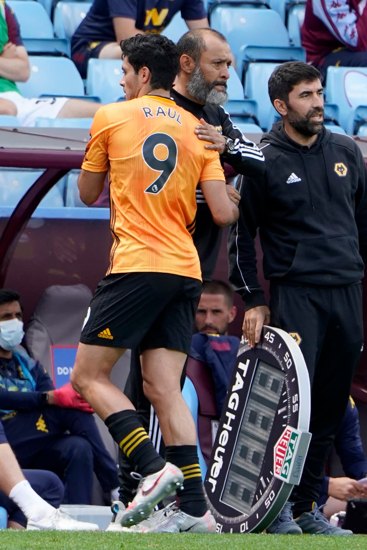 Técnico de Wolves aleja rumores de salida de Raúl Jiménez