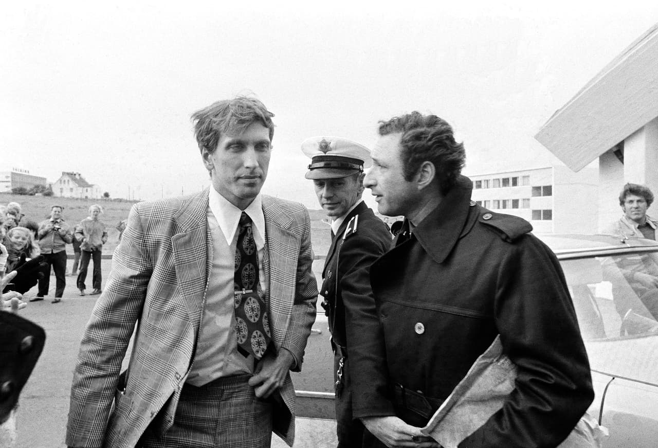 Un abogado se acerca a él, pues lo han estado investigando por creerlo supuesto espía comunista en Estados Unidos.