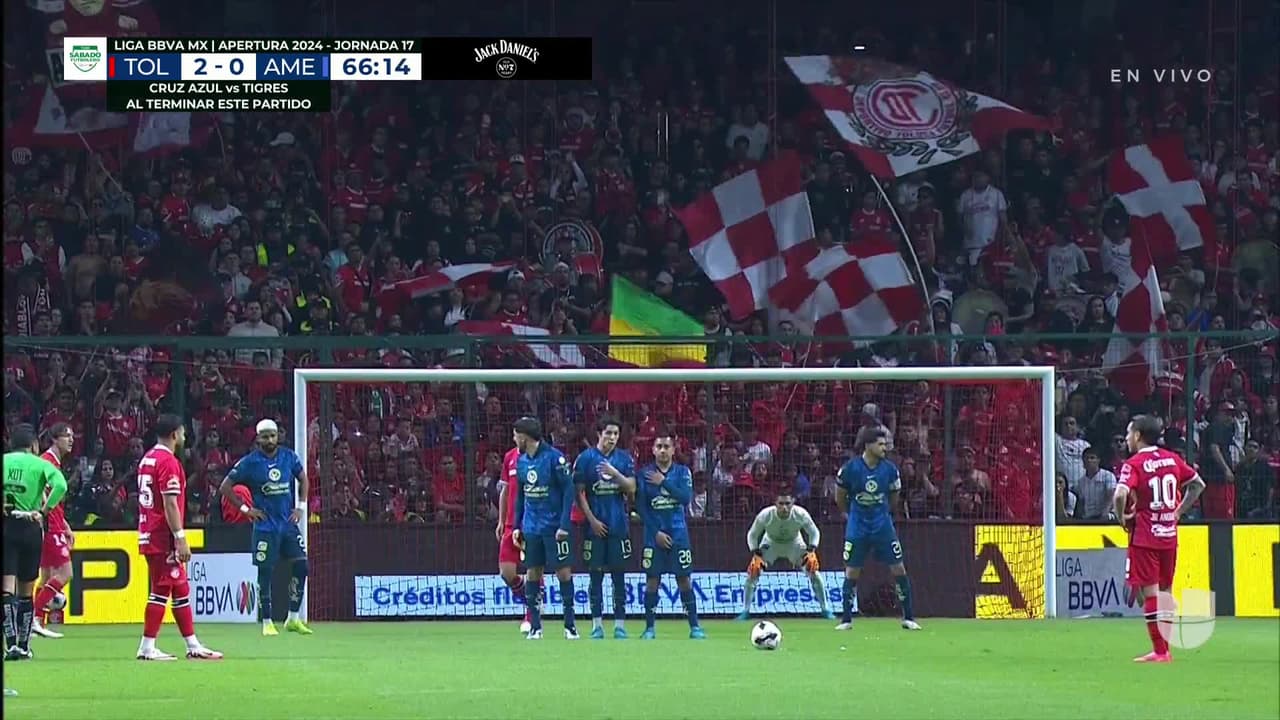 ¡CERCA! Alexis Vega disparó que se estrella en el poste.