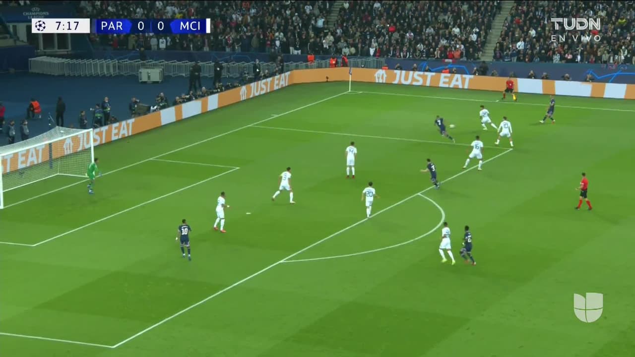 ¡GOL!  anota para Paris Saint-Germain. Idrissa Gueye