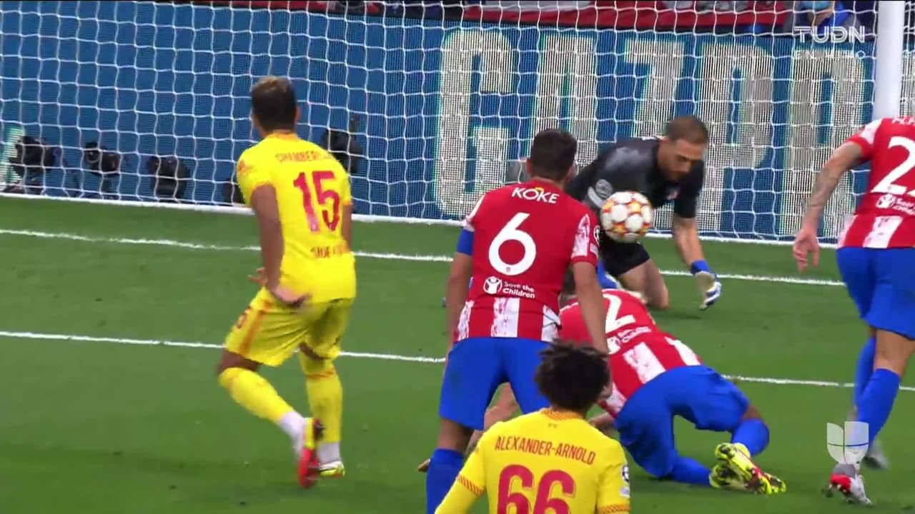 ¡TIRO ATAJADO! disparo por Alex Oxlade-Chamberlain.