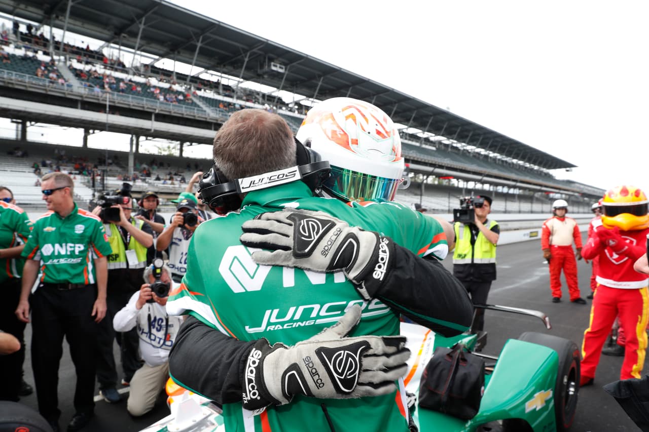 Con este abrazo se acabó el sueño de la triple corona para Alonso en una edición que tuvo de todo menos confianza para McLaren y el español.