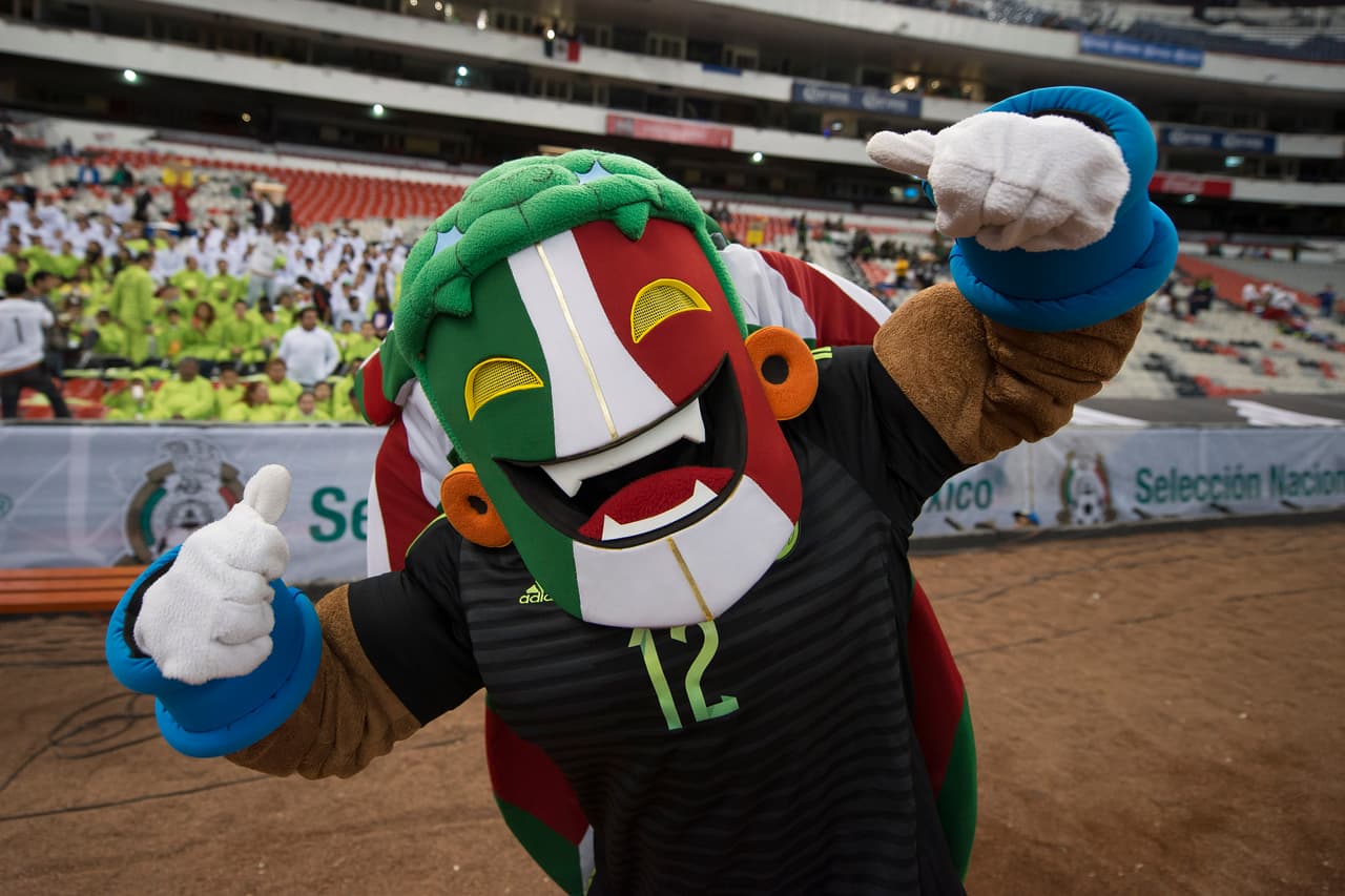 Los aficionados se dieron cita en el Azteca para apoyar al Tri y a la ’Selecta’ rumbo a Rusia 2018.