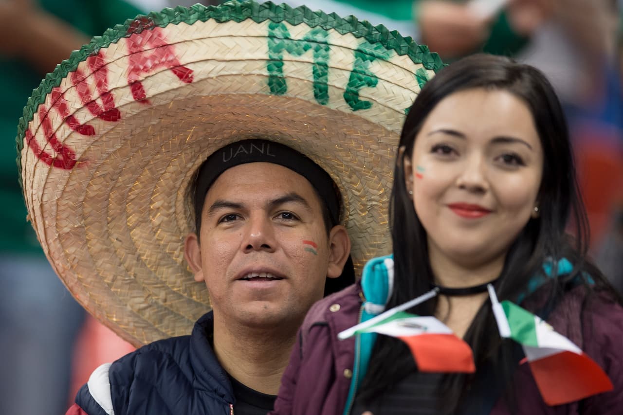 Los aficionados se dieron cita en el Azteca para apoyar al Tri y a la ’Selecta’ rumbo a Rusia 2018.