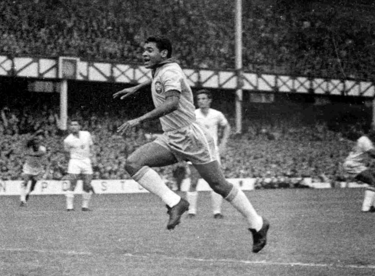 En 1958 compró un transistor, e
<b>s</b> un dispositivo electrónico semiconductor utilizado para entregar una señal de salida en respuesta a una señal de entrada. Cumple funciones de amplificador, oscilador, conmutador o rectificador
<b>.</b>