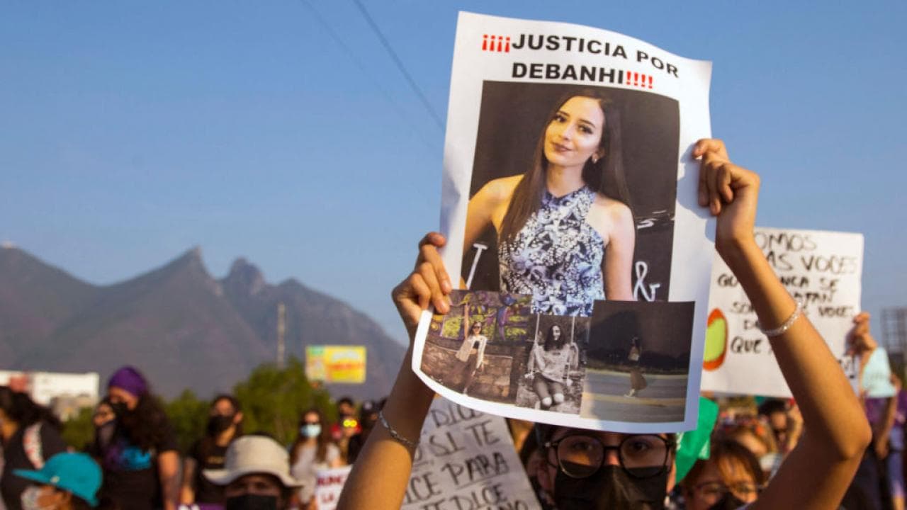 En video: 
<b>¿Fue abusada sexualmente? ¿Cómo murió? Las incógnitas en el caso de la muerte de Debanhi Escobar en México</b>
<br>