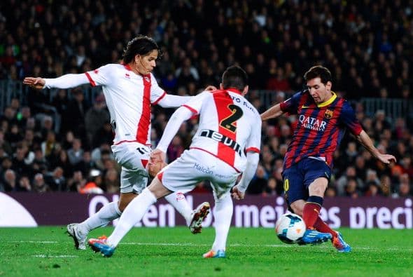 Antes Messi hizo un gol de lujo, tras un buen pase de Cesc, que culminó con un sombrerito sobre el portero.