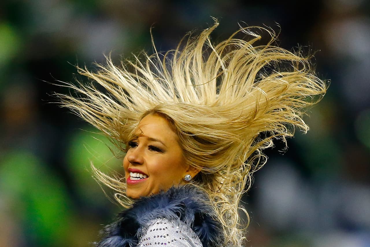 Las sensuales porristas, las espectaculares presentaciones previas y salidas de los equipos, las celebraciones y disfraces de los fanáticos y hasta los rituales previos a los partidos fueron parte de la fiesta de la ronda de 'wild crad' en la NFL.