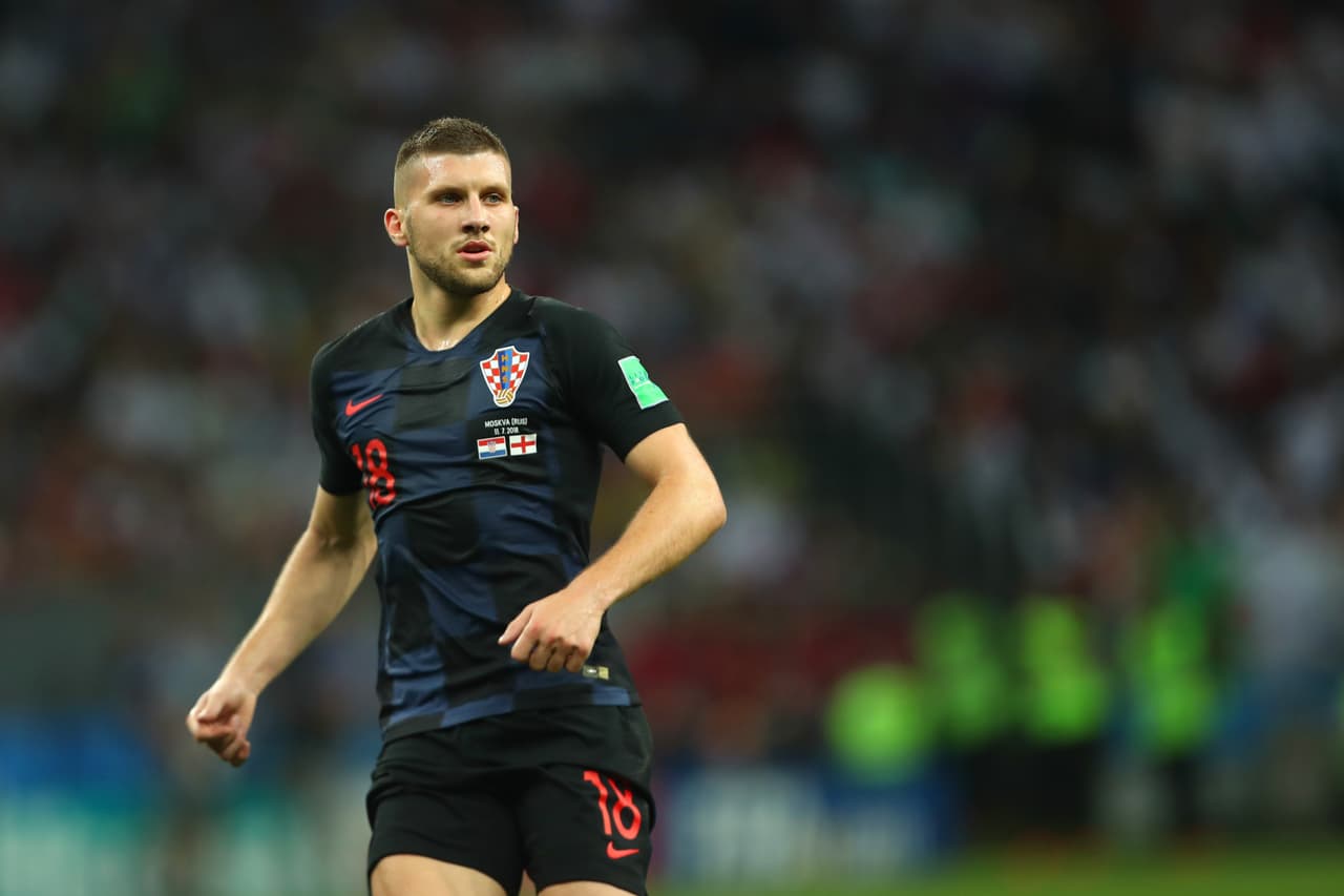 Ante Rebic: delantero por vocación, es rápido y con mucho talento para romper defensas con su velocidad. Peligroso si le dan espacio por las bandas.