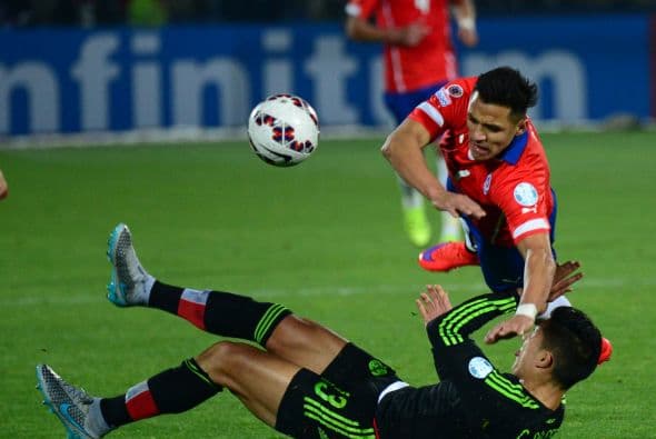 13.- Carlos Salcedo " El defensor entró para suplir a Aldrete y con garra y empuje logró meterse a un encuentro justo cuando Chile presionaba más en el segundo tiempo. Calificación: 7.