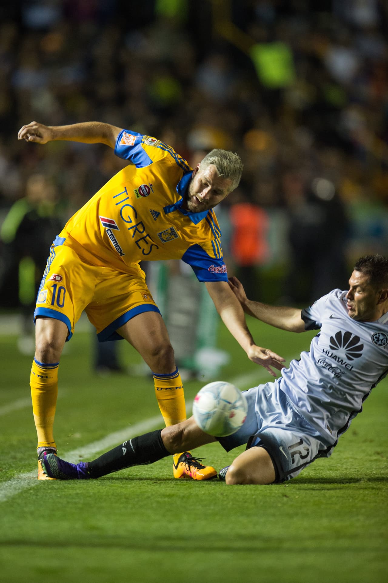 Pablo Aguilar, América.- El defensor del conjunto de Coapa cometió una mano dentro de su área, motivo pro el cual recibió su segundo cartón preventivo, dejando con un hombre menos y con un penalty queJunhinho aprovechó para marcar gol.