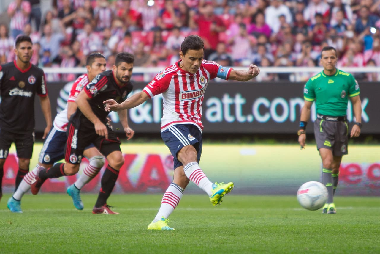 Omar Bravo, Chivas.- El delantero mexicano desaprovechó la oportunidad de tener la ventaja en el partido contra Xolos, ya que tiró un penal que fue detenido por el arquero Federico Vilar en el empate entre Guadalajara y Tijuana.