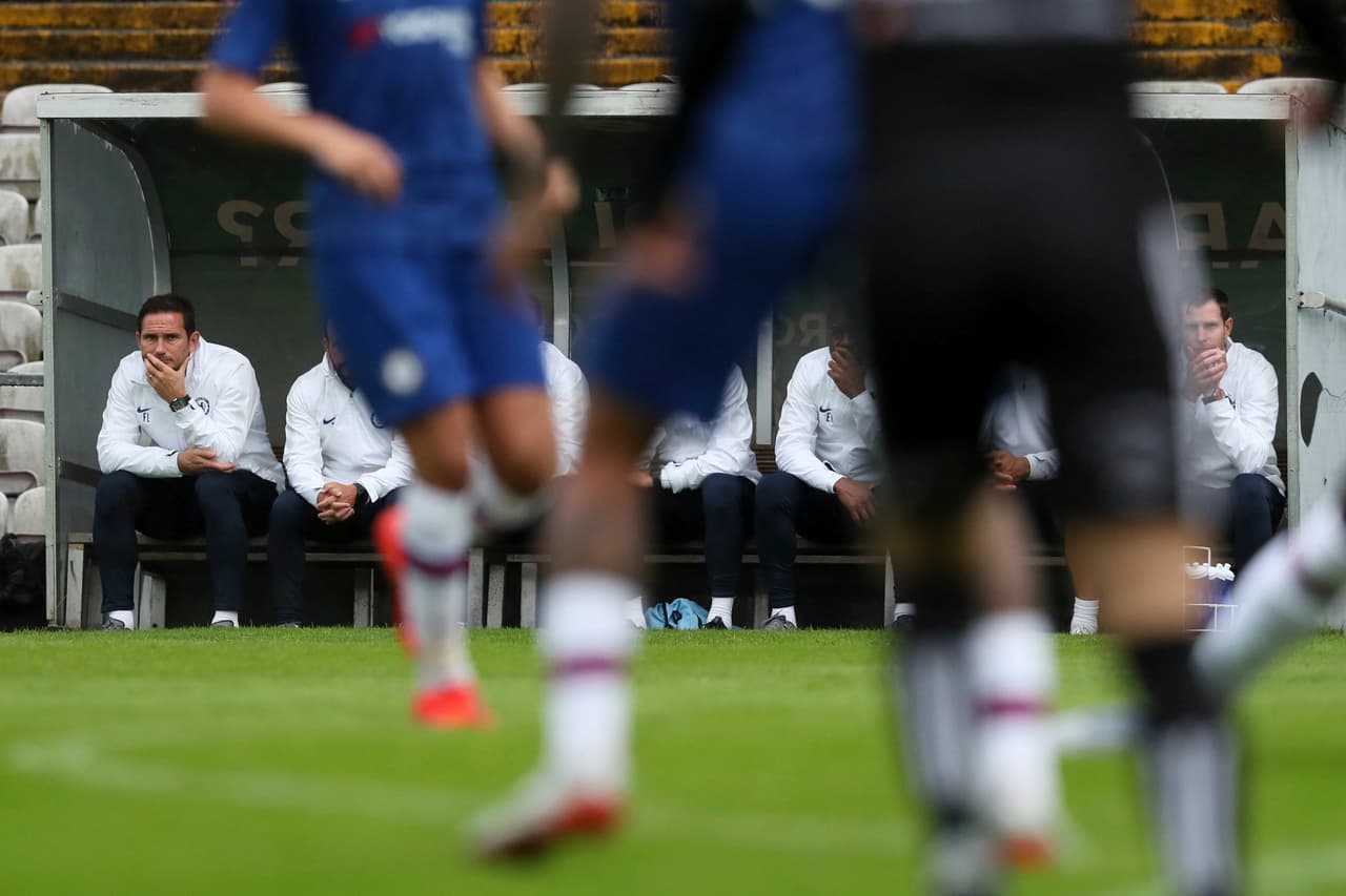 Lampard estuvo muy atento de los jugadores a su cargo, aunque su equipo perdió la oportunidad de ser más dominante.