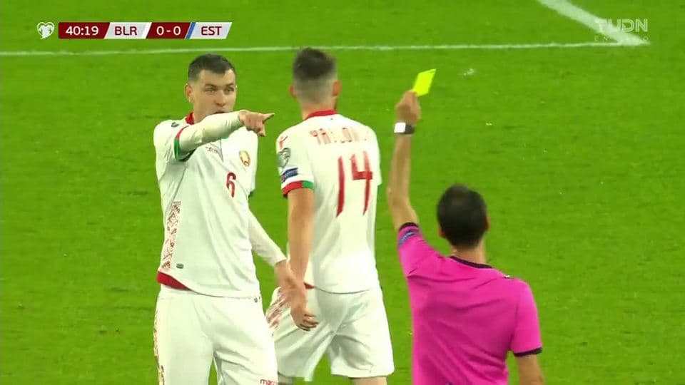 Tarjeta amarilla. El árbitro amonesta a Sergei Politsevich de Belarus