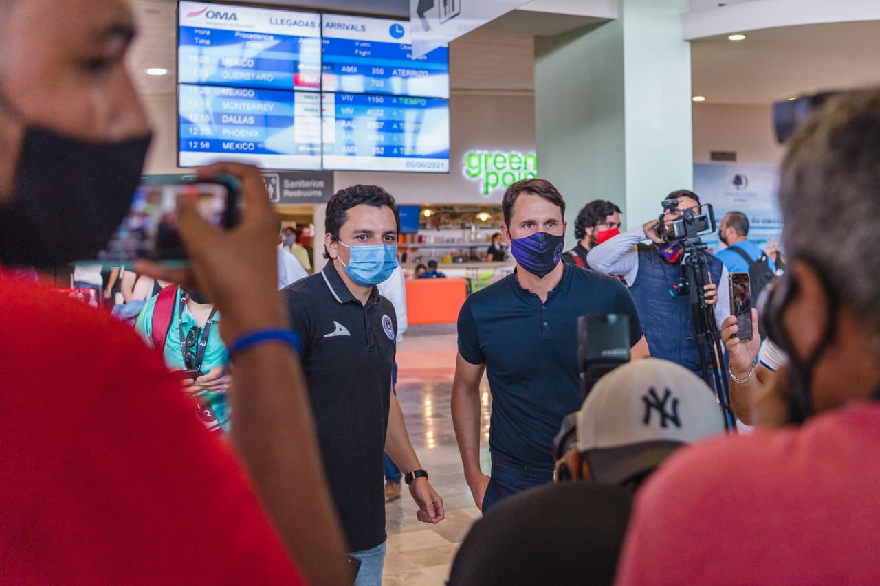 La afición de Mazatlán le da una cálida bienvenida a el nuevo entrenador de sus filas, Beñat San José.