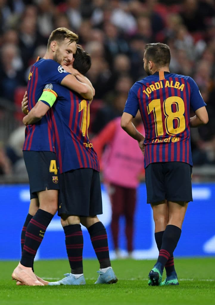 Messi, uno de los que felicitó a Rakitic, fue el autor del gol 500. Hristo Stoichkov marcó el 100, Patrick Kluivert el 200, Samuel Eto'o el 300 y David Villa el 400.