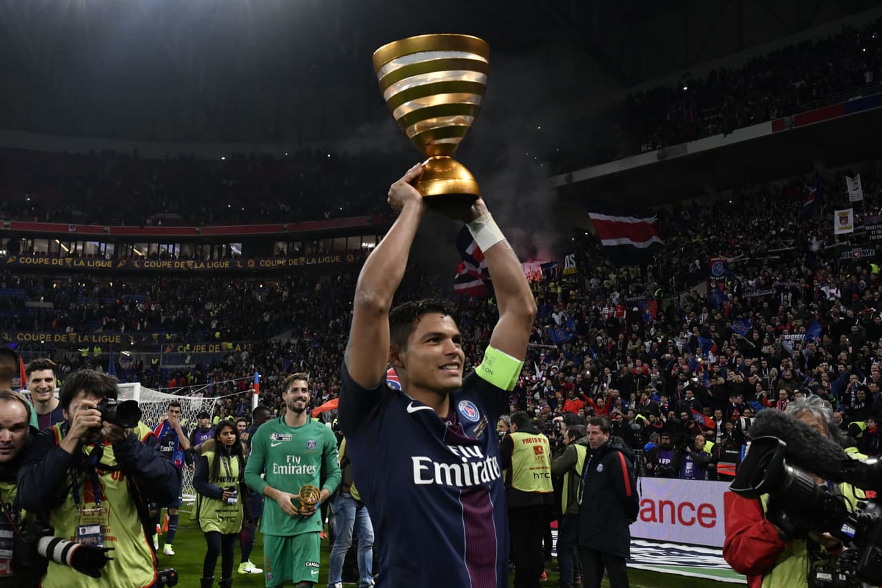 17) Thiago Silva - La estabilidad ha sido la mejor compañera en la carrera del brasileño Thiago Silva, el único jugador en actividad del equipo de Brasil que fue campeón en 2002. El defensa central de PSG aparece como 17 en la lista de futbolistas como marca valiosoa y de 198 a nivel mundial.