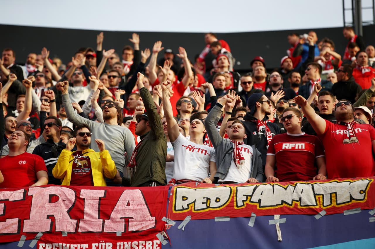 Los aficionados del Sevilla y los del Bayern Múnich se juntaron en el Ramón Sánchez Pizjuán para presenciar el duelo de cuartos de final de la Champions League. Mucho colorido, alegría y buen ambiente en la capital de Andalucía.