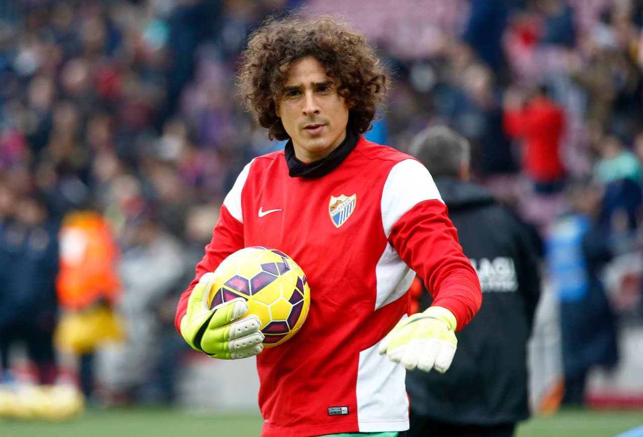 Ochoa suele tener una larga cabellera que por su tipo de pelo no superan sus hombros.