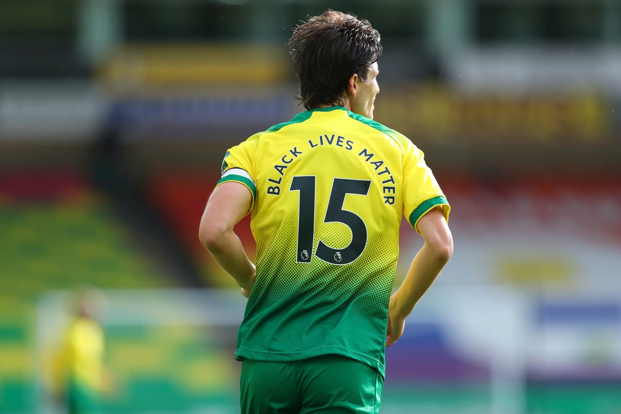 Todos los jugadores saltaron a la cancha con los doresales ‘Black Lives Matter’, en protesta contra el racismo.