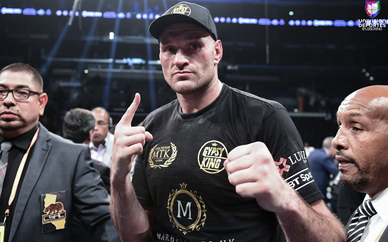 Tyson Fury y Deontay Wilder brindaron una pelea para la historia en el Staples Center de Los Ángeles. Wilder, monarca del CMB de peso completo, tiró en dos ocasiones al inglés, quien se levantó tras dominar la contienda con su elusivo boxeo. AL final, los jueces otorgaron un empate.