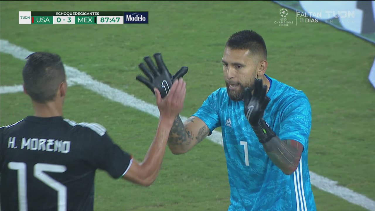 ¡Atajadón de Orozco! Le detiene un penalti a Joshua Sargent