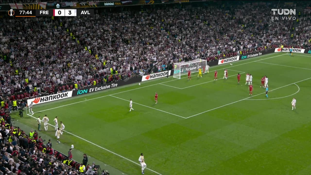 ¡TIRO ATAJADO! disparo por John McGinn.