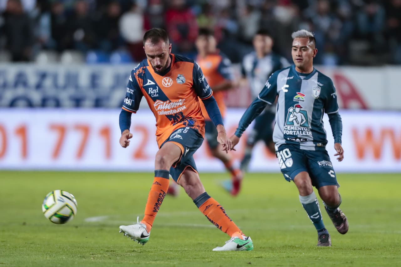 Pachuca arrancó con el pie derecho el Clausura 2023 en el Estadio Hidalgo al derrotar por goleada 5-1 al Puebla. Con anotaciones de Luis Chávez, doblete de Nicolás Ibáñez, otro de ‘Chofis’ López y uno más de Kevin Álvarez, los Tuzos dejaron en claro que buscarán el bicampeonato en la Liga MX. Por parte de La Franja, Martín Barragán anotó el del honor desde los 11 pasos.