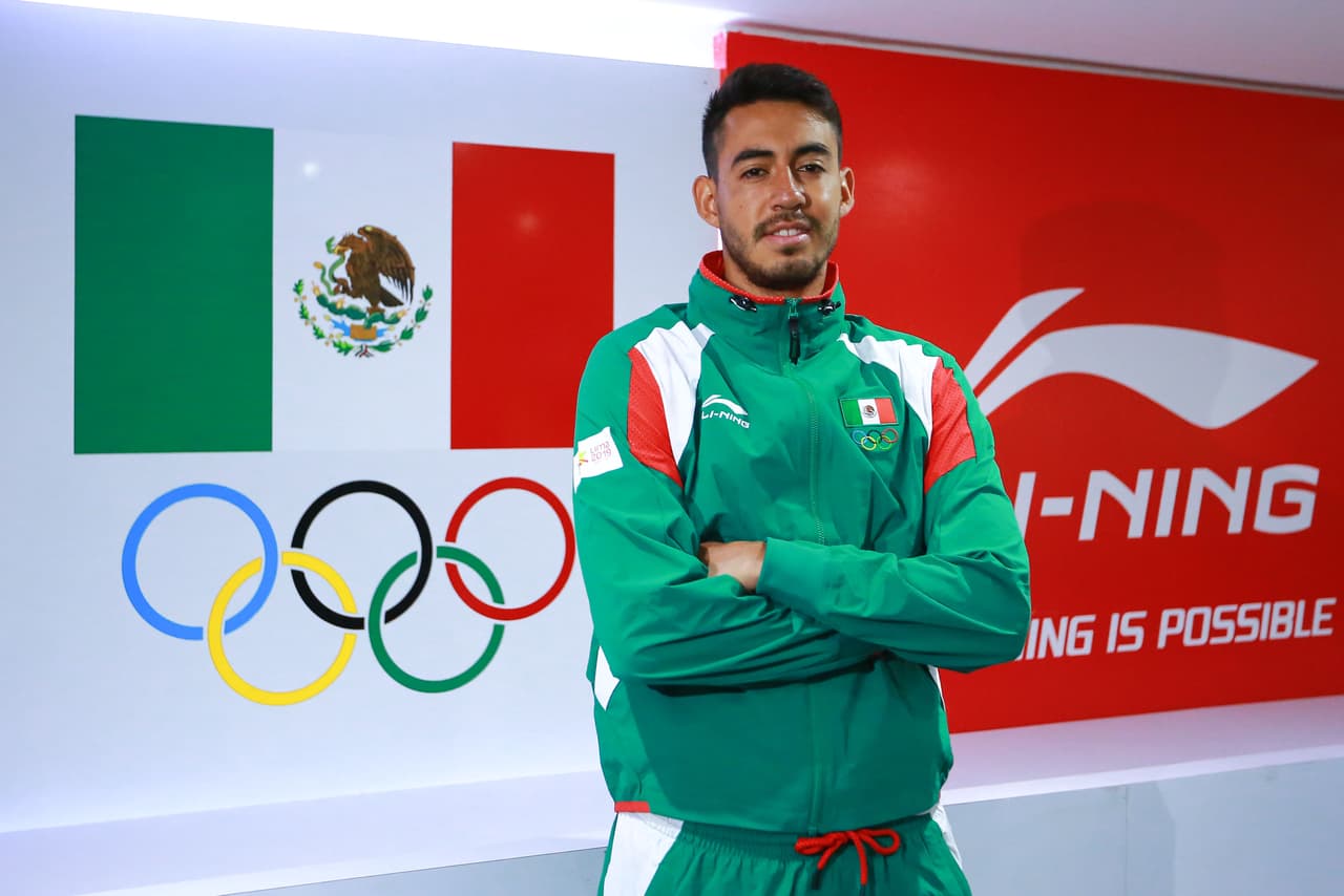 Así se ve en primer plano el modelo de uniforme verde con su diseño con colores mexicanos.