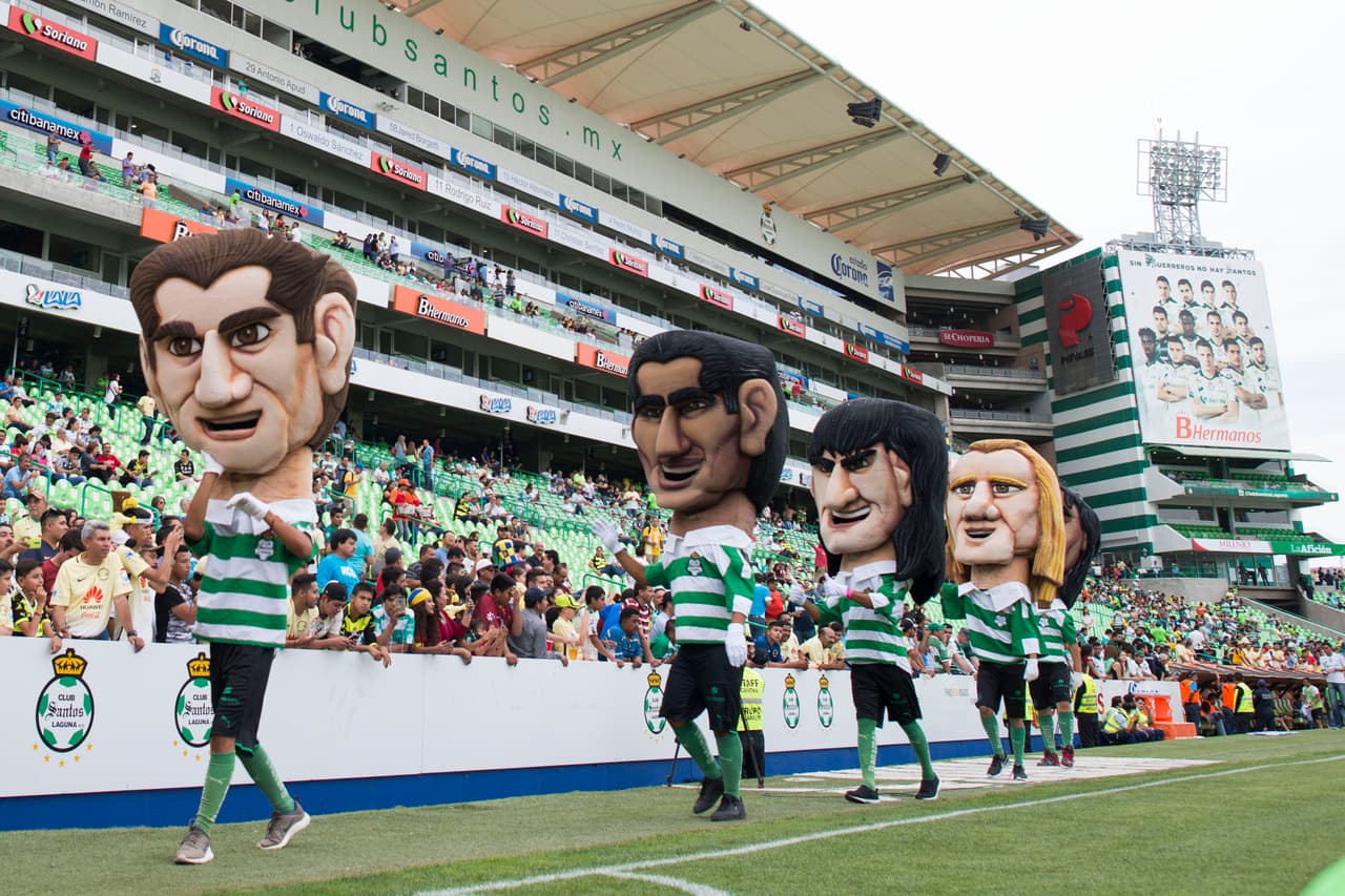 En el campo se vivió una fiesta incluso antes del arranque del partido.