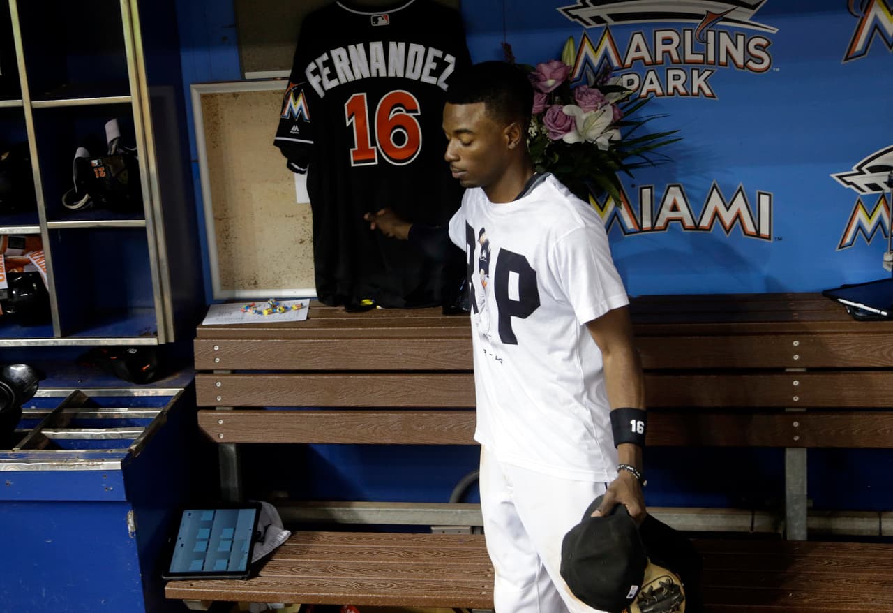 Dee Gordon, una de las figuras del encuentro se despidió del campo tocando el jersey de Fernández y se fue cabizabajo a los vestidores.