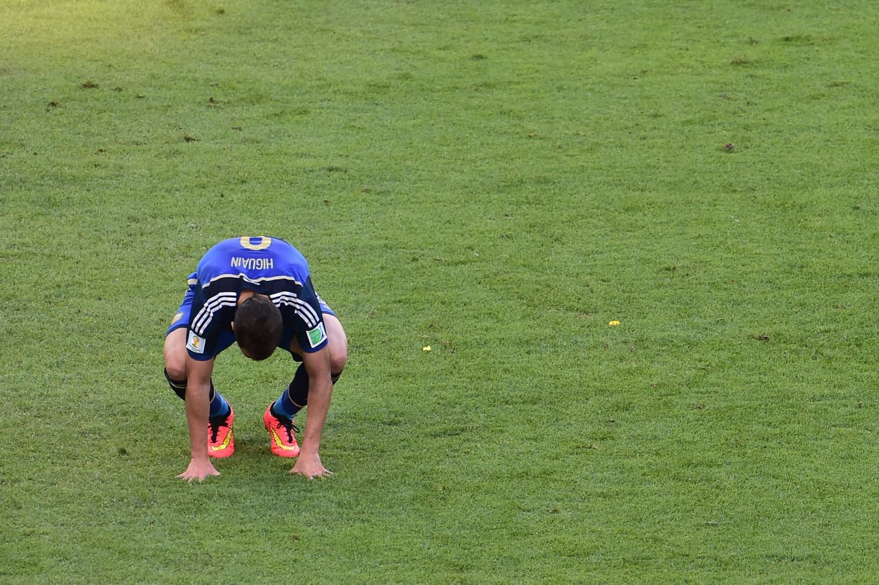 Higuaín fue culpado por su poca eficacia en la definición de la derrota de Argentina y el goleador se hizo protagonista de los memes de algunos seguidores, que se convirtieron en críticos.