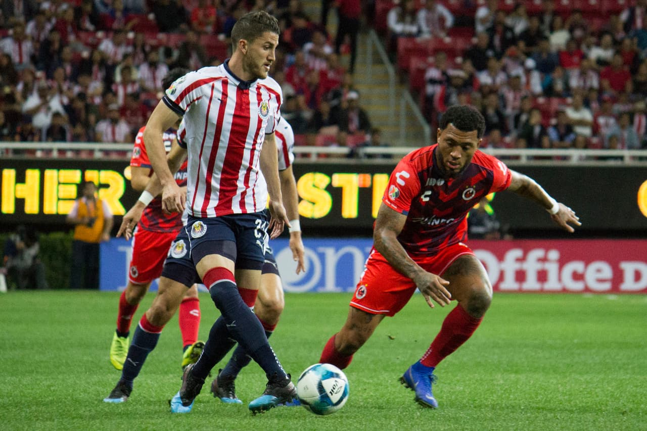 Para la segunda mitad, los Rojiblancos no cedieron ni el balón ni el territorio. Siguieron adelantando líneas y asediando a su modesto rival que con uñas y dientes estaba dispuesto a defenderse.